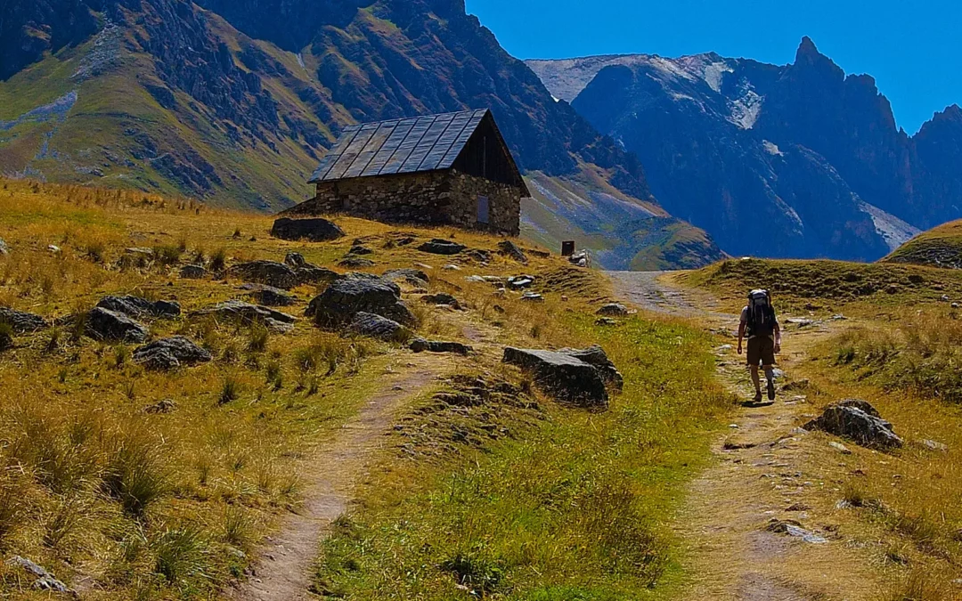 Équipements indispensables pour la randonnée en montagne : Guide par saison