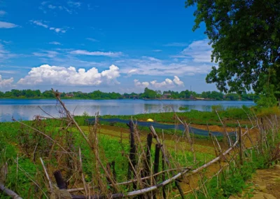 Les rives de la rivière des parfums